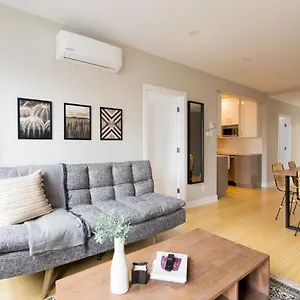 Trendy Little Italy 3 Bedroom By Den Appartement
