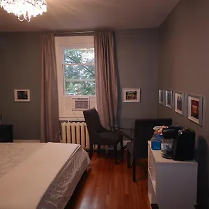  Accommodatie bij particulieren With King Bed In Shared 3 Bedroom Downtown